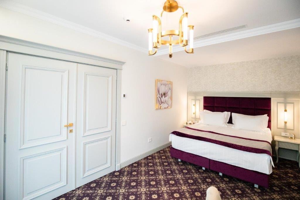 Hotel Foisorul Cu Flori Sinaia Esterno foto