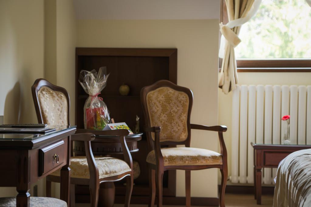 Hotel Foisorul Cu Flori Sinaia Esterno foto