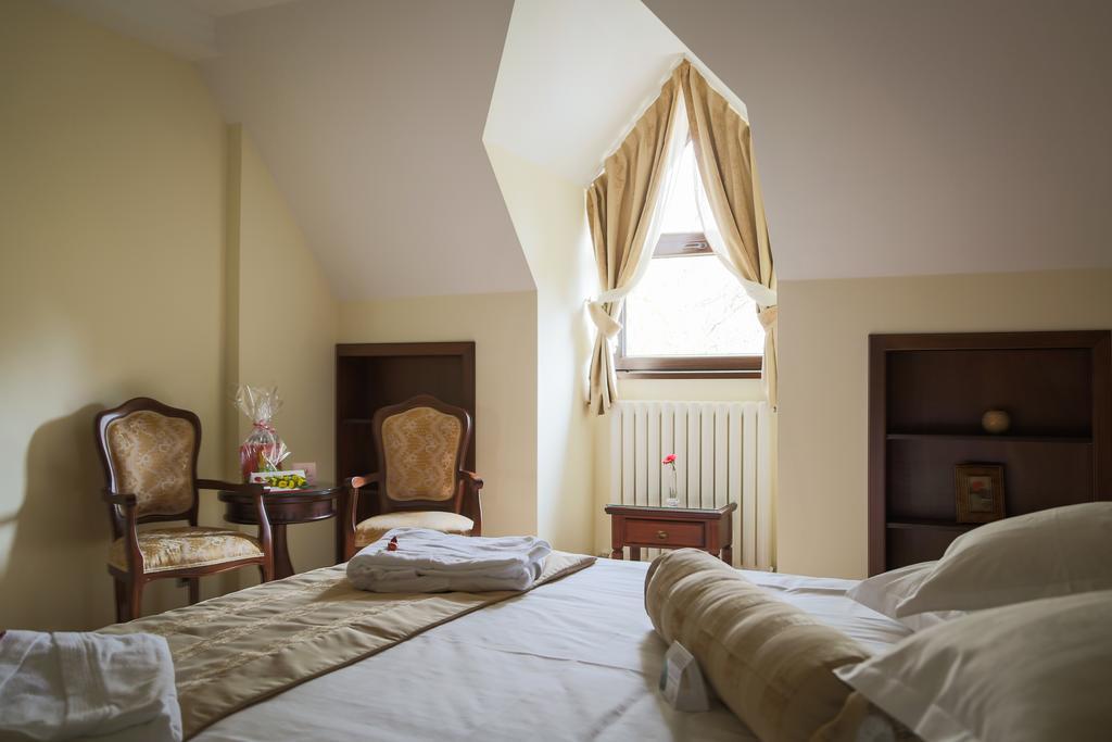 Hotel Foisorul Cu Flori Sinaia Esterno foto
