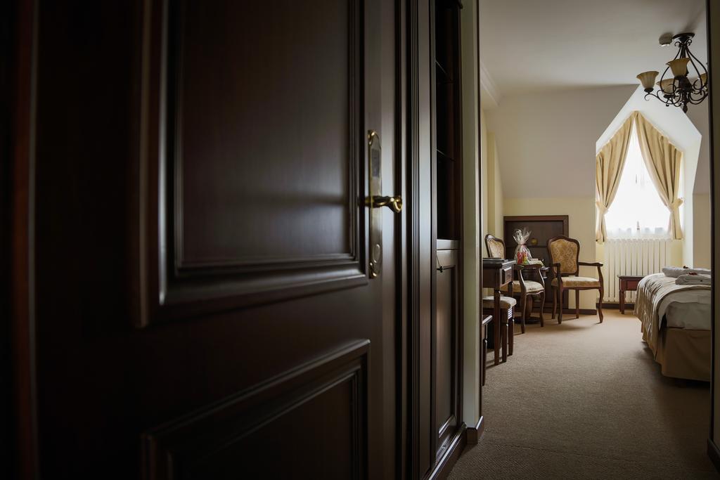 Hotel Foisorul Cu Flori Sinaia Esterno foto