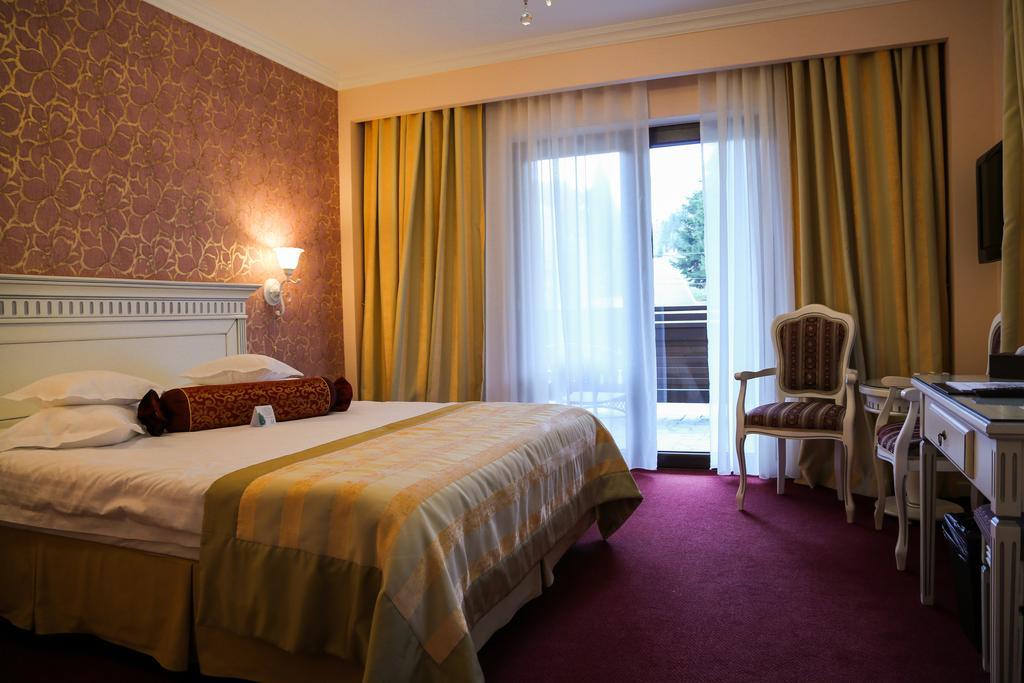 Hotel Foisorul Cu Flori Sinaia Esterno foto