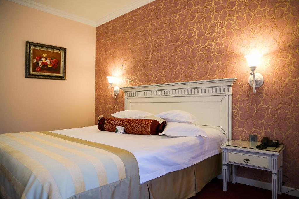 Hotel Foisorul Cu Flori Sinaia Esterno foto