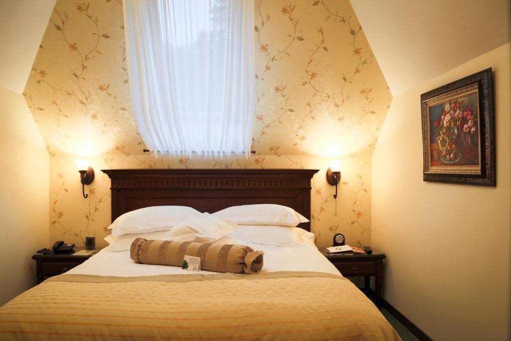 Hotel Foisorul Cu Flori Sinaia Esterno foto