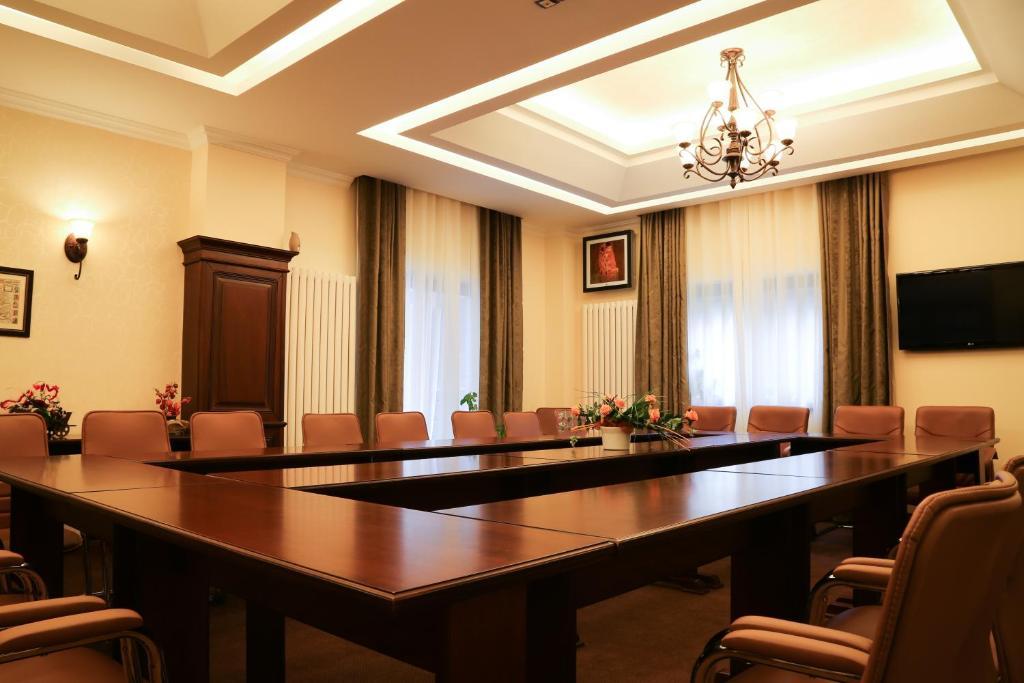 Hotel Foisorul Cu Flori Sinaia Esterno foto