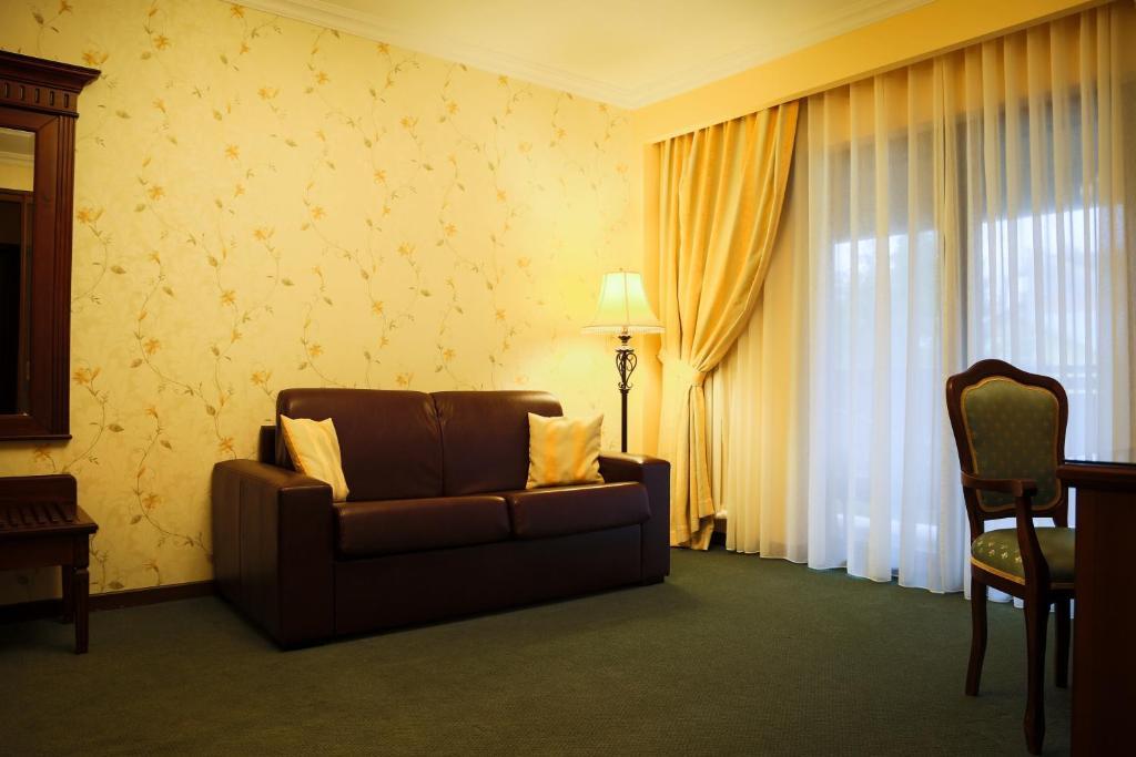 Hotel Foisorul Cu Flori Sinaia Esterno foto